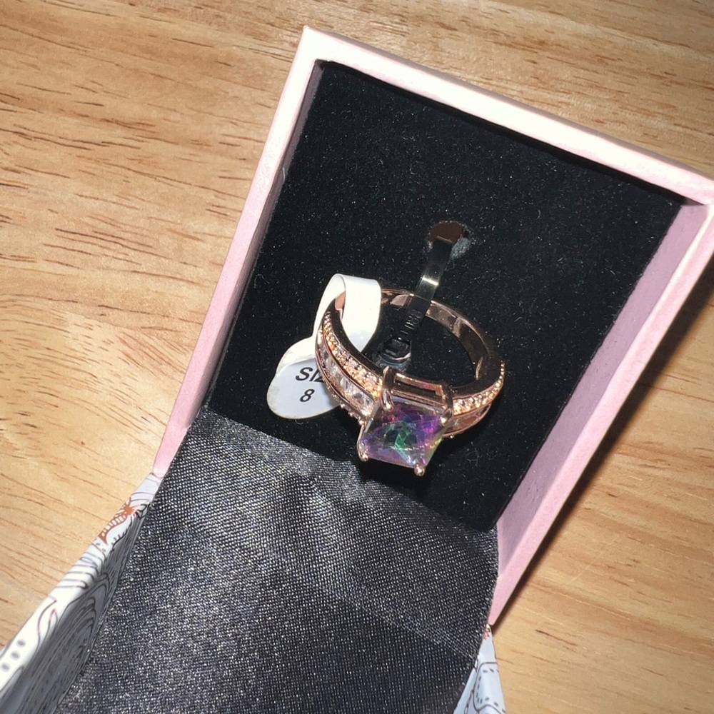NWT Size 8 rose gold plated ring